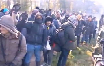 Польские пограничники показали, как группа мигрантов идет на штурм границы со стороны Беларуси