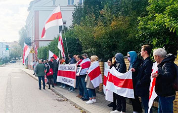 В Белостоке к Генконсульству Беларуси вышли на акцию солидарности