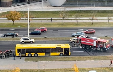В центре Минска после срочной эвакуации пассажиров задымился автобус