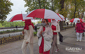 Белоруски Одессы вышли на прогулку с бело-красно-белыми зонтиками