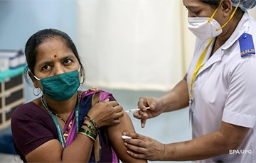 В Индии песнями и танцами отпраздновали миллиардную COVID-вакцинацию