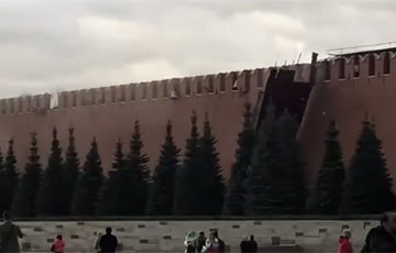 В Москве ураган повредил стену Кремля