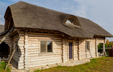 «Это дом для ценителей»: Минчанин построил коттедж с тростниковой крышей