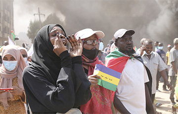 Путчисты в Судане распустили правительство и ввели чрезвычайное положение