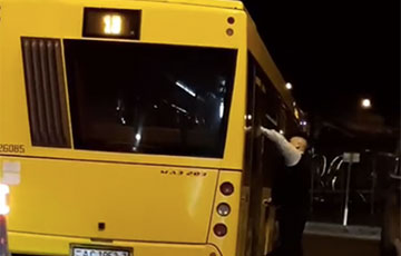 Видеофакт: Лукашисты по ночам срывают с автобусов объявления об обязательном ношении масок