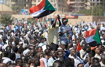 У Судане пратэстоўцы масава выходзяць на вуліцы
