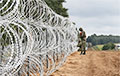 Вооруженные автоматами белорусские пограничники портят колючую проволоку на границе с Литвой: видео