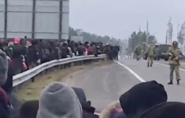 Лукашенковские силовики сопровождают огромную колонну мигрантов около погранперехода «Брузги»