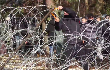 В Польше назвали число штурмующих границу мигрантов