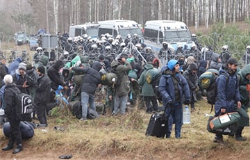 При прорыве границы под контролем белорусских спецслужб мигранты ранили польского солдата