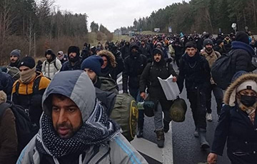 Белорусские силовики провели группу мигрантов через границу Польши и сбежали при появлении польских пограничников