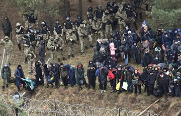 На границе начались столкновения мигрантов и белорусских силовиков