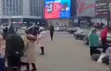 Возле Дворца спорта в Минске собрались толпы нелегалов