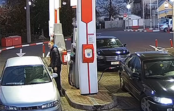 В Минске водитель забыл достать заправочный пистолет из машины и сломал колонку