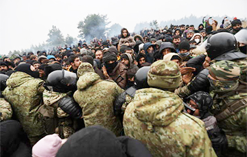 Мигранты готовятся к штурму: белорусские силовики выдают им инструкции, газ и необходимое оборудование