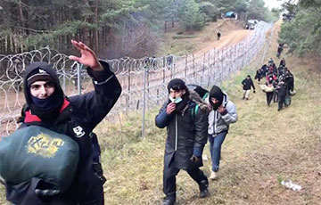 Видеофакт: После неудачного прорыва границы мигранты пошли вдоль «забора» по белорусской территории