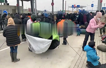 Нелегалы разбивают палатки прямо напротив польского КПП