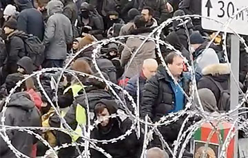 Все больше мигрантов собирается на пограничном переходе в Кузнице