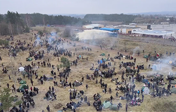 Мигранты штурмуют польскую границу: видео с дрона