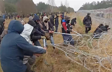 Мигранты начали разбирать пограничное ограждение из колючей проволоки