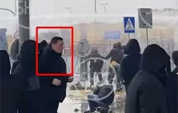 Photo Fact: Belarusian Law Enforcement Officer Instructs Migrants During Assault Of Polish Checkpoint