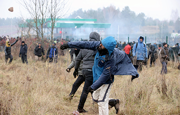 Массовая атака мигрантов на границе: с польской стороны пострадали 12 человек