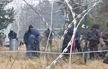 Видеофакт: Белорусские силовики конвоируют мигрантов в прежний лагерь