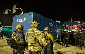 Тревожная ночь в Кузнице: мигранты разожгли костры рядом с пограничным переходом