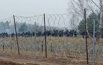 Мигранты уходят из лагеря на границе в неизвестном направлении под наблюдением белорусских спецслужб