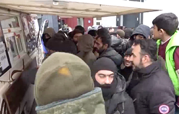 Цены в автолавке для нелегалов на ходу поднимают в пять раз