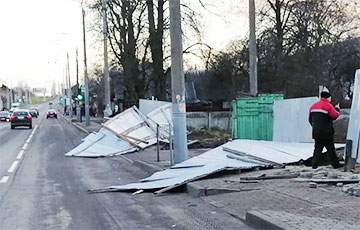 Взлетающая остановка, сорванная крыша и поваленные деревья: что натворил ураган в Беларуси