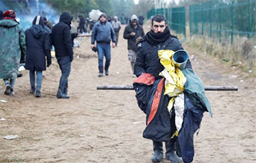 Мигранты с помощью белорусских военных пытаются пробиться через границу Польши