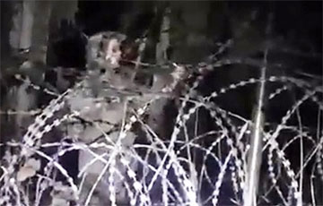 Відэафакт: П'яны беларускі вайсковец прапануе польскаму жаўнеру абмяняцца цыгарэтамі