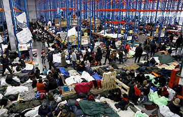 Сколько мигрантов остается в логистическом центре «Брузги»?