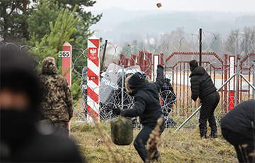 Агрэсіўная атака нелегалаў на польскую мяжу патрапіла на відэа