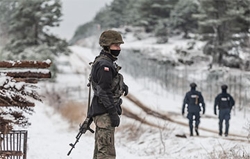 Белорусские силовики перерезали колючую проволоку и бросали камни и бревна в польских пограничников