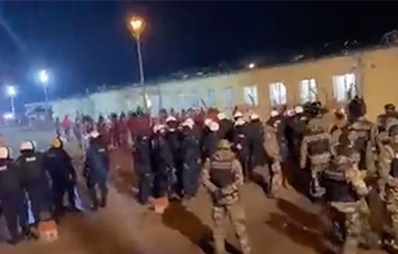 Появилось видео, как польские пограничники усмиряли бунт мигрантов