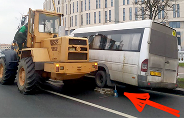 Загадка: Погрузчик делает с маршруткой на проспекте Независимости в Минске что-то странное