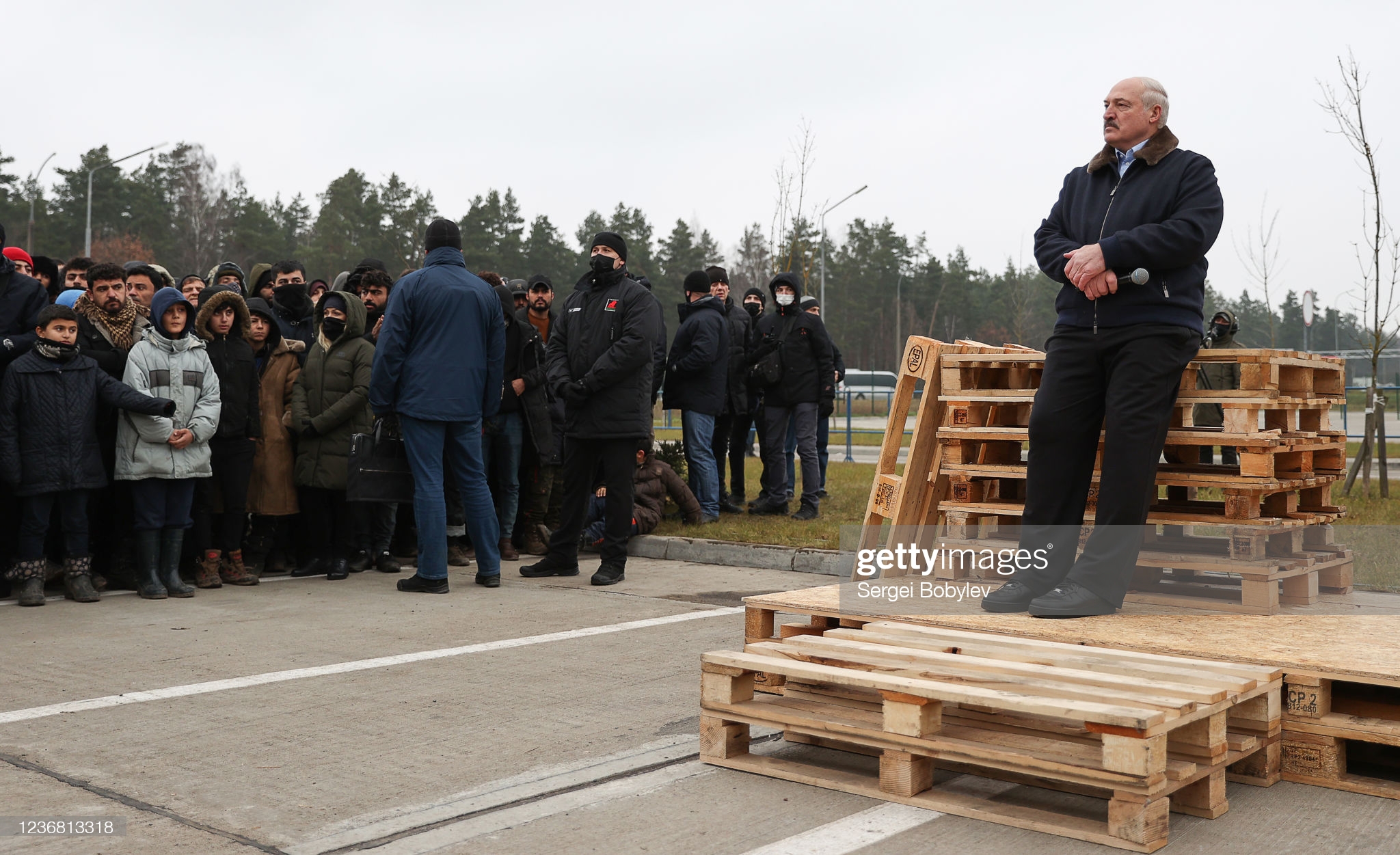 Были видны новости. Лукашенко с мигрантами у границы. Выступление перед гастарбайтерами. Миграционный кризис в Беларуси Лукашенко. Подонок Лукашенко фото.