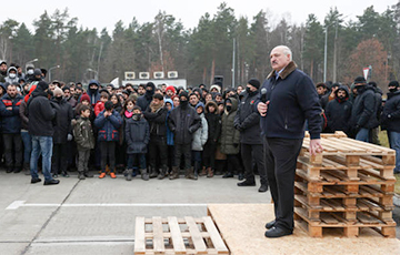 В лагере для мигрантов Лукашенко не смог стоять на ногах: фотофакт