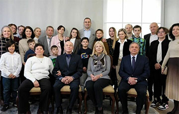 Временный поверенный в делах США в Беларуси встретился с семьями политзаключенных