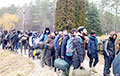 Белорусские силовики собрали около 800 беженцев на границе с Польшей