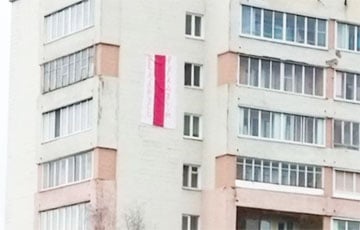 Прямо в центре Лиды появился большой бело-красно-белый флаг