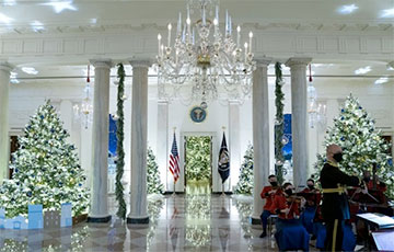 В Белом доме установили 41 рождественскую ель: фотофакт