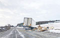 Фуры в кюветах и снежные заносы: что происходит на дорогах Беларуси
