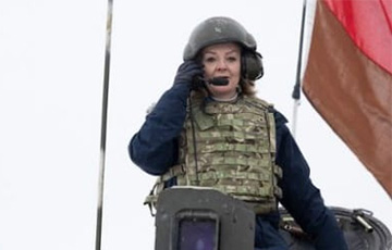Глава МИД Британии проехалась на танке в Эстонии и предостерегла РФ от агрессии