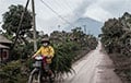 Индонезийский вулкан выбросил столб пепла высотой 15 километров: видео