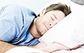Ученые рассказали, на каком боку полезно спать