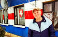 «Это моя война против сатанистов»: смелый белорус раскрасил дом в бело-красно-белые цвета