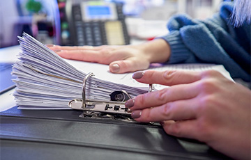 Белоруска написала заявление на увольнение через месяц, а ее увольняют через три дня